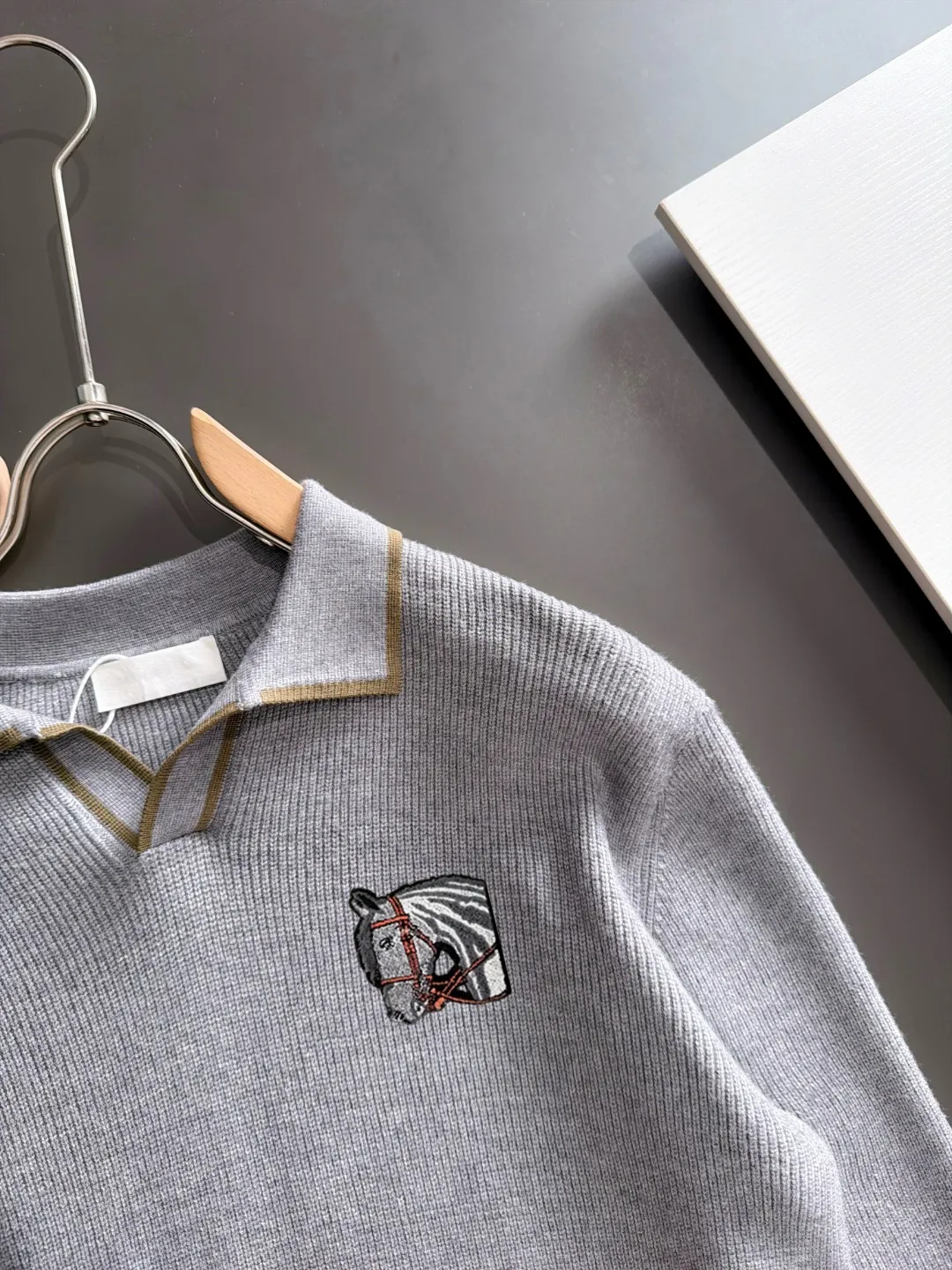 Next day shipment P195 Hermès High Quality 2026 Autumn and Winter latest sweaters from the official website, on sale at the counter at the same time Hot Sale! Specially made of wool blended fabric. It feels comfortable and can be directly in contact with the skin. The logo badge is exquisitely embroidered, which is extremely eye-catching! The details highlight the fashionable charm of big brands. Exquisite workmanship. Three-dimensional cutting style. The wearing effect is invincible and handsome! All three standards are complete! Sizes:M-3XL
